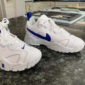 Nike Air Barrage Low - Kids size 4Y